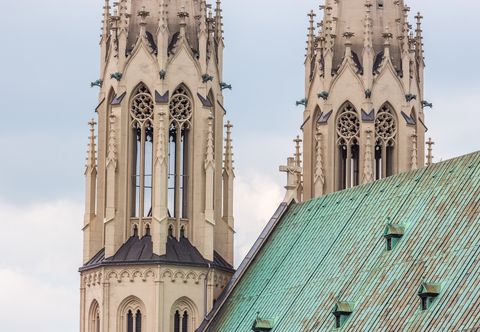 Nahaufnahme von den zwei Türme der Peterskirche und des kupfergedeckten Dachs 
