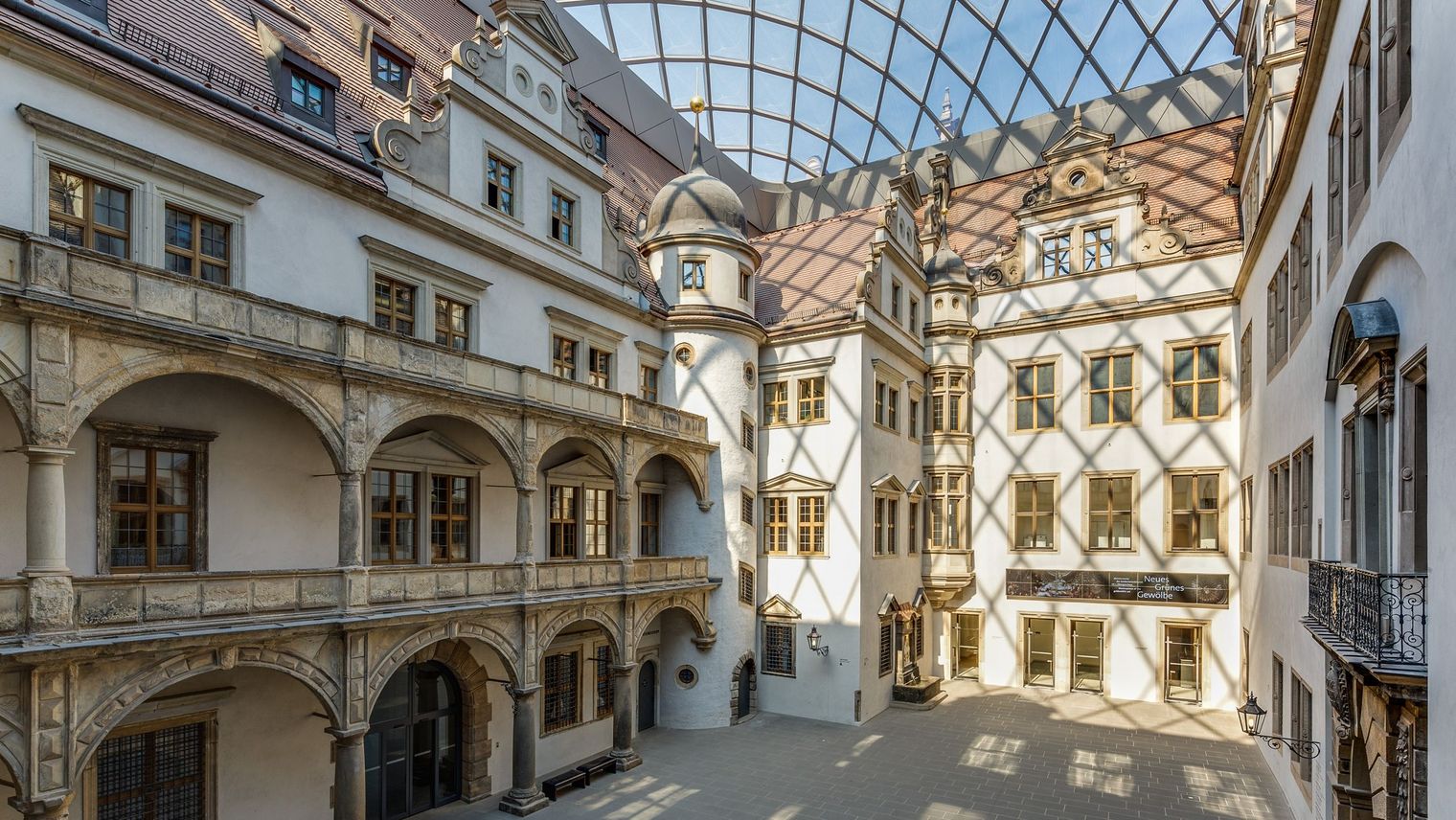 Eine moderne Glaskuppel überspannt den historisch rekonstruierten kleinen Schlosshof im Stil der Renaissance.