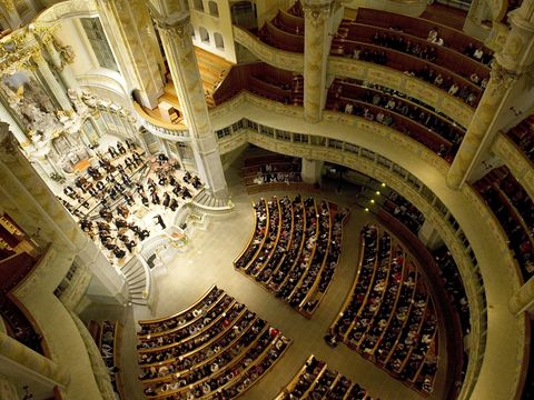 Ein Konzert in der Frauenkirche Dresden aus der Vogelperspektive aufgenommen. 