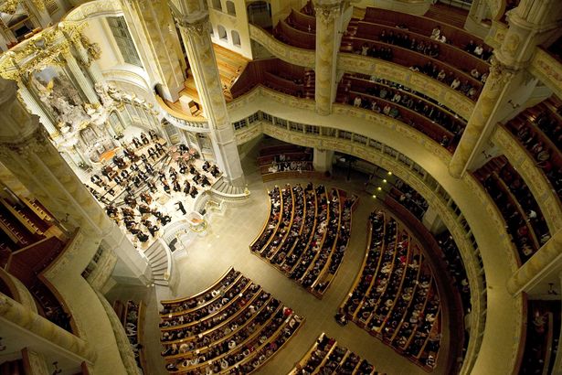 Ein Konzert in der Frauenkirche Dresden aus der Vogelperspektive aufgenommen. 