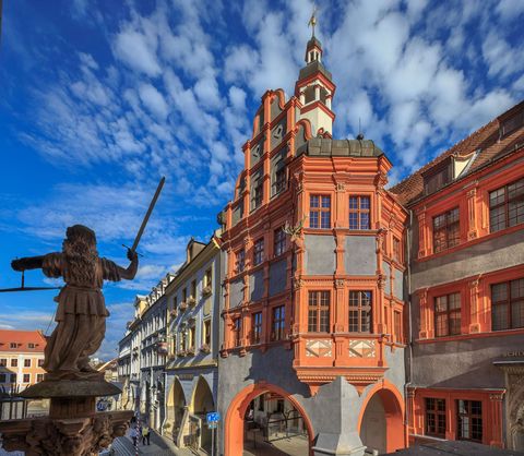 Das grau-orangene Gebäude des schlesischen Museums steht am Untermarkt in Görlitz. 