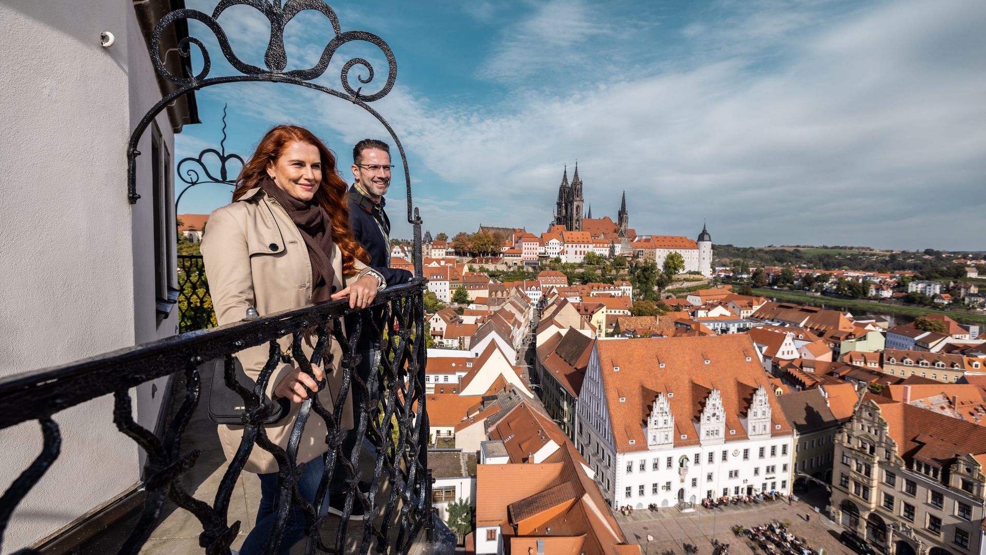 Paar auf Turm schaut auf Altstadt von Meißen / Couple on tower looks out over the old town of Meißen