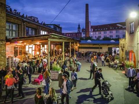 Außengelände am Abend mit Besuchern