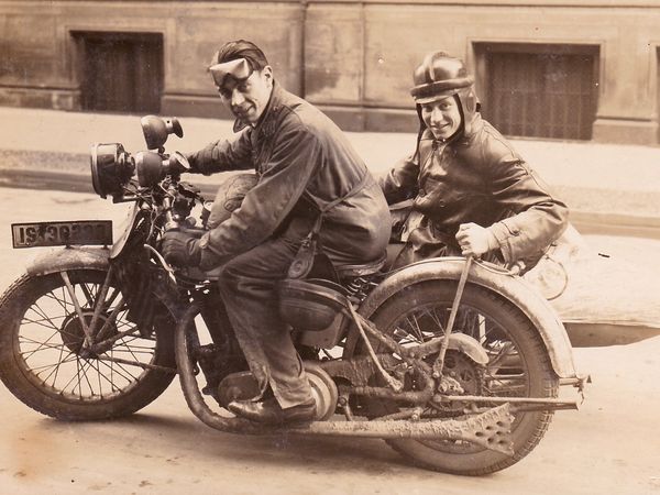 Alfred Ascher (rechts) auf dem Mars M.A. 500 Sport Motorrad