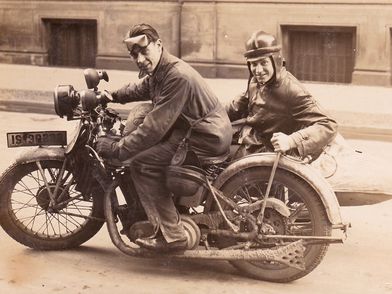 Alfred Ascher (rechts) auf dem Mars M.A. 500 Sport Motorrad