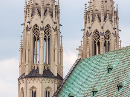 Nahaufnahme von den zwei Türme der Peterskirche und des kupfergedeckten Dachs 