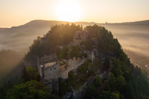 Berg Oybin im Sonnenaufgang