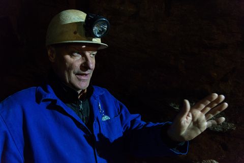 Gernot Schuermann mit einem Helm in einem Bergwerk.