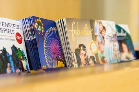 Verschiedene Flyer in der Tourismusinformation