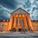 Installationen stehen vor dem Festspielhaus Hellerau. Besucher vom Street Culture Festival stehen davor. 