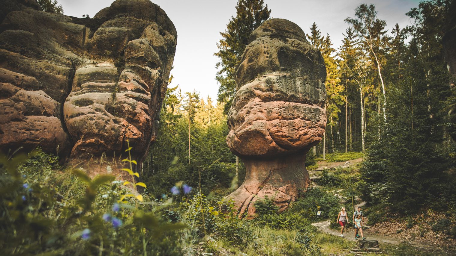 Felsformation "Kelchsteine" mit Wandernden