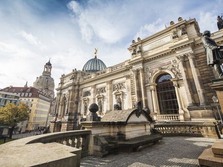 Blick auf die Brühlsche Terrasse in Dresden mit der Frauenkirche und der Zitronenpresse im Hintergrund