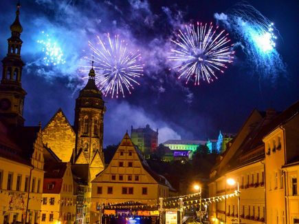 Ein Feuerwerk erleuchtet die Altstadt von Pirna