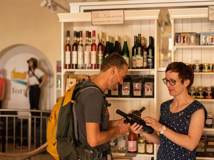 Gäste suchen sich eine gute Flasche Wein aus