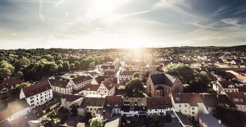 Die Frauenkirche von Grimma ist in Sonnenlicht getauch