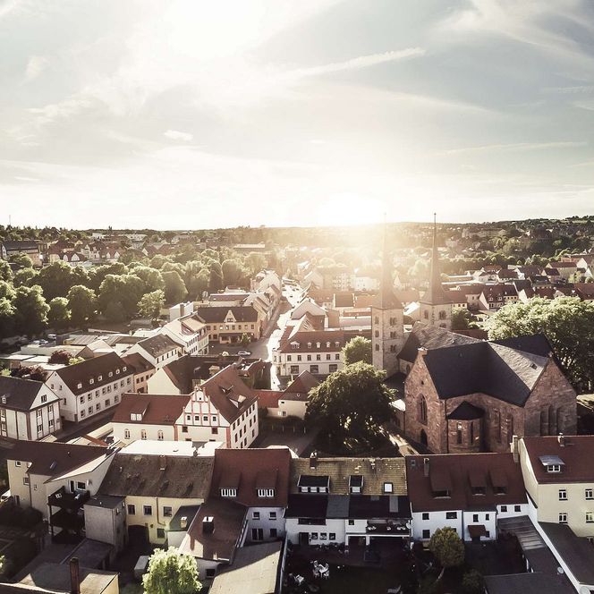Die Frauenkirche von Grimma ist in Sonnenlicht getauch