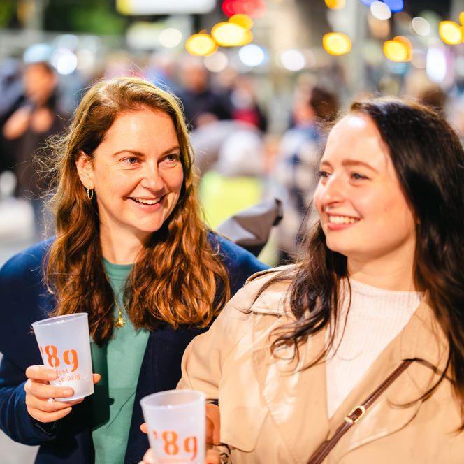 2 Besucherinnen mit Kerzen auf dem Lichtfest Leipzig, Friedliche Revolution ´89, 2025