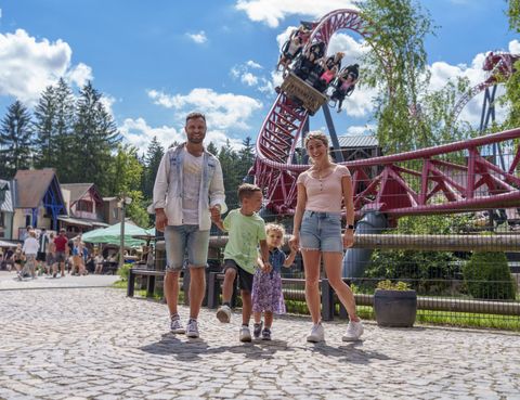 Familie im Freizeitpark Plohn