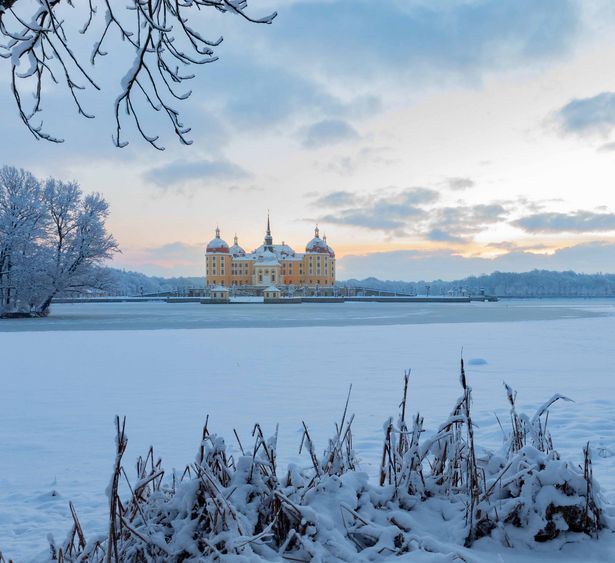 Schloss Moritzburg im Winter in Schnee eingebttet.