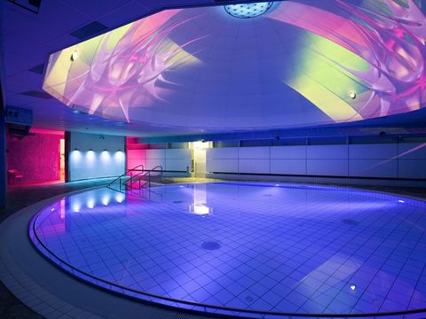 Ein Pool der Toskana Therme bei gedämpftem Licht. 