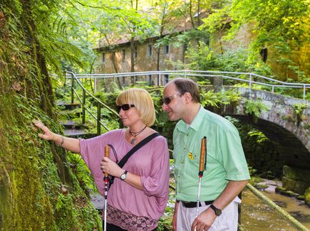 Zwei Personen mit Sehbeinträchtigung beim Wandern in der Sächsischen Schweiz