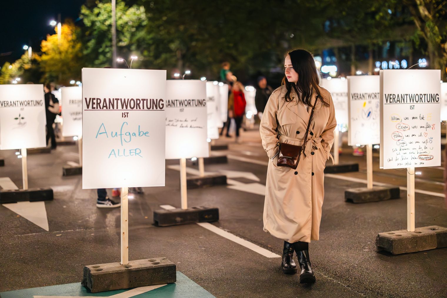 Besucherin beim Kunstprojekt Lichtfest Leipzig, Friedliche Revolution ´89, 2025