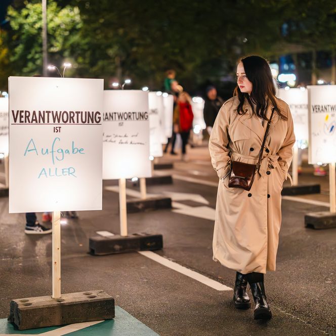 Besucherin beim Kunstprojekt Lichtfest Leipzig, Friedliche Revolution ´89, 2025