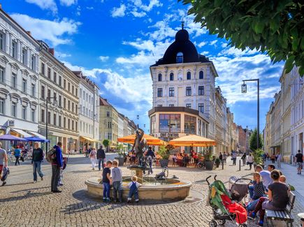 Belebte Straße mit hübschen Häusern und kleinen Cafés