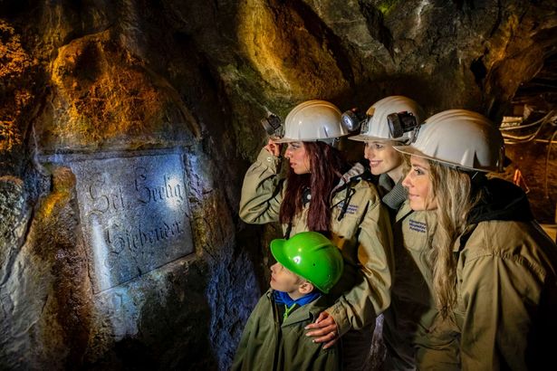 Besucher sind im Silberbergwerk Reiche Zeche in Freiberg auf Entdeckertour. 