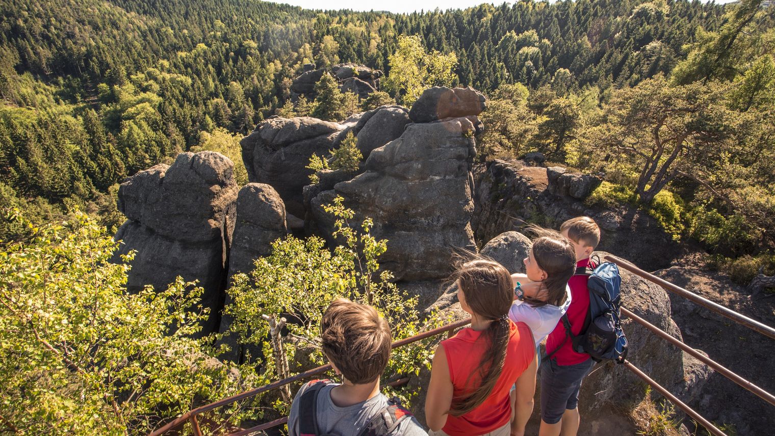 Familie in Rückansicht mit Blick auf Felsen