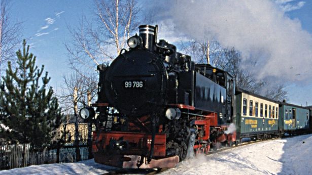 Die Fichtelbergbahn in winterlicher Landschaft