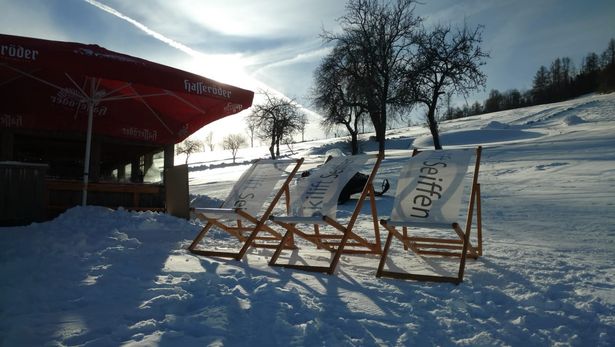 Liegestühle am Skilift