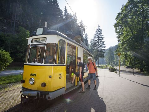 Menschen steigen in die Kirnitzschtalbahn in der Sächsischen Schweiz ein
