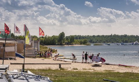 Am Strand vom Schladitzer See im Leipziger Neuseenland. Surfer und Stand-Up Paddler bereiten sich im See Camp David vor.