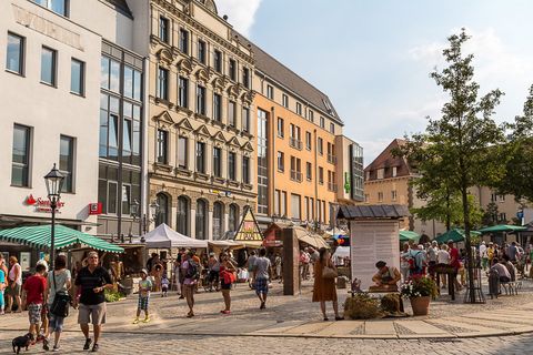 Menschen auf dem Kornmarkt in Zwickau