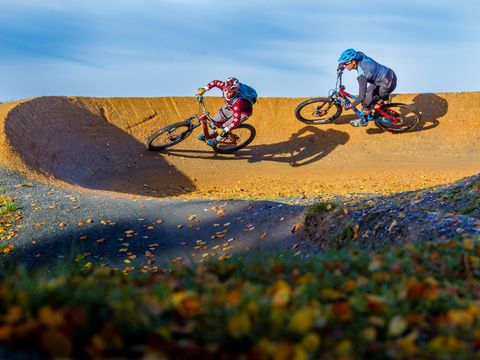 2 Biker auf Parcours