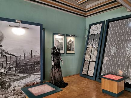 Dekorativer Ausstellungsraum mit wertvoller Spitze und Stickereien