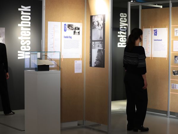 Zu jeder Familie gibt es einen kurzen biografischen Abriss, ein Exponat, Fotos und eine Grafik mit Stationen des Lebensweges.