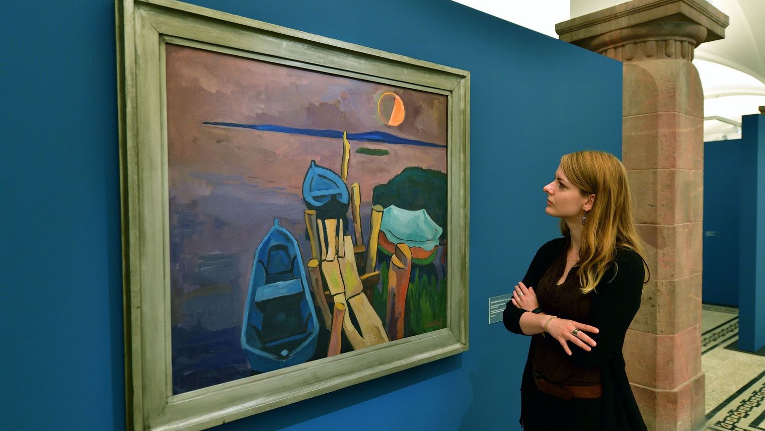 Frau betrachtet Kunstwerk