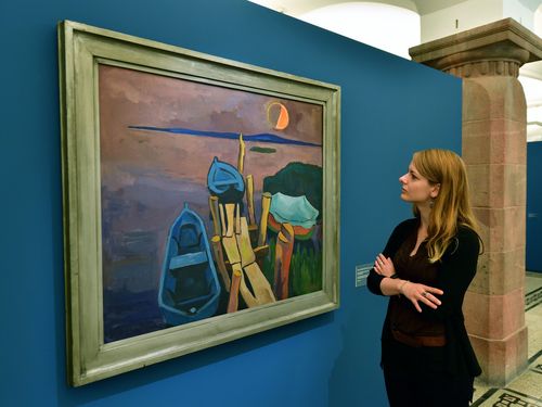 Frau betrachtet Kunstwerk