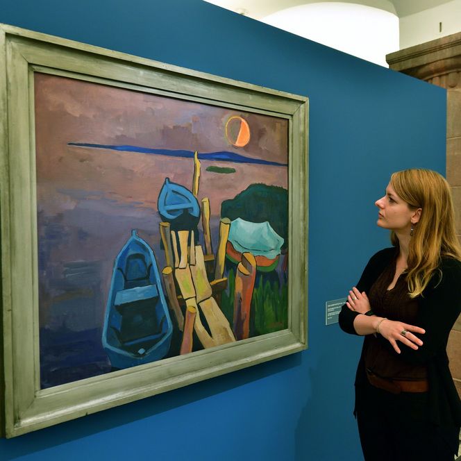 Frau betrachtet Kunstwerk