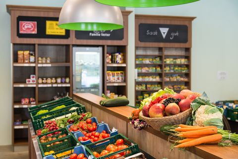 Eine Theke und Kisten mit Obst und Gemüse stehen in einem Hofladen in Rammenau. 