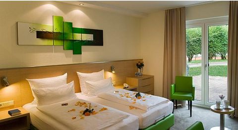 Ein komfortables Hotelzimmer mit Doppelbett