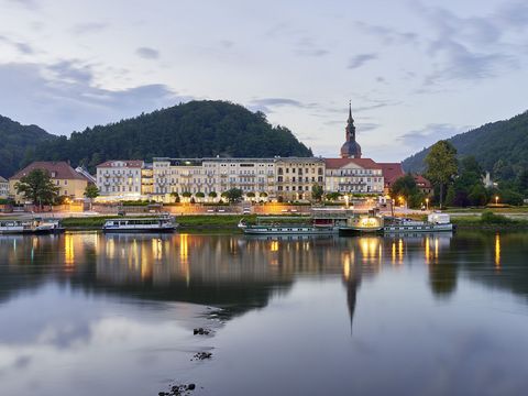 Das Hotel Elbresidenz in Bad Schandau von außen. Davor fließt die Elbe.