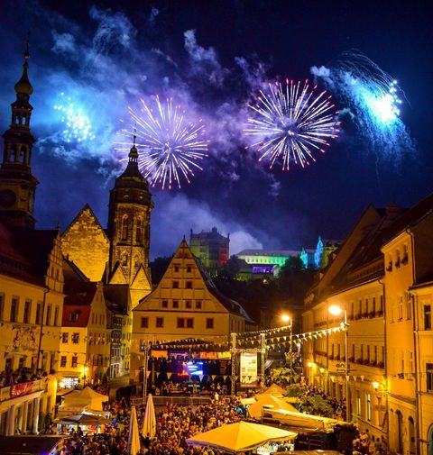 Ein Feuerwerk erleuchtet die Altstadt von Pirna.