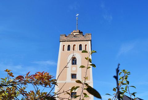 Aus rotem Granit erbauter Turm