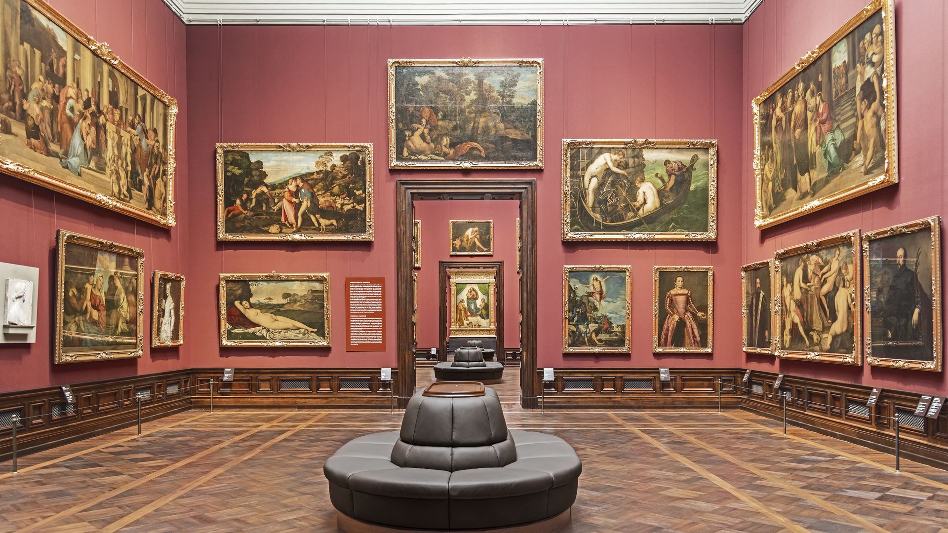 Die Kunstgalerie Alte Meister in Dresden mit Italienischen Malereien an der roten Wand. 