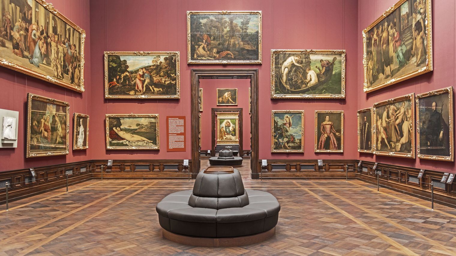 Die Kunstgalerie Alte Meister in Dresden mit Italienischen Malereien an der roten Wand. 