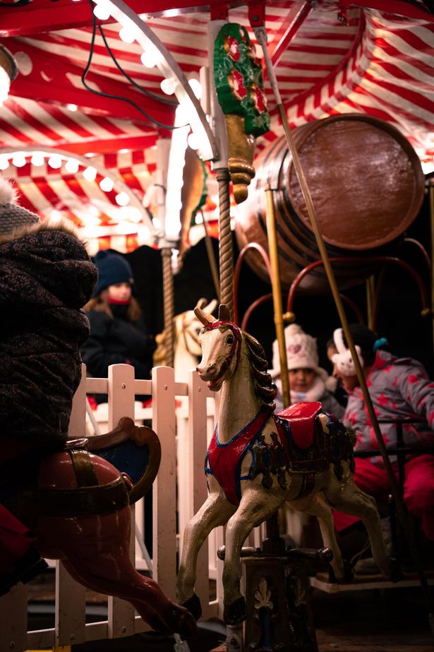 Ein buntes Kinderkarussell mit Pferdefiguren