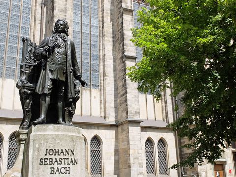Die Bronzestatue von Johann Sebastian Bach befindet sich auf einem Sockel vor der Thomaskirche. Die Statue zeigt den Komponist vor einer Orgel stehend.
